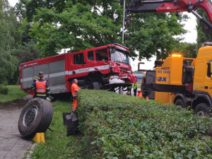 Při nehodě hasičské cisterny a osobního auta v Olomouci na Foerstrově ulici se zranili tři lidé