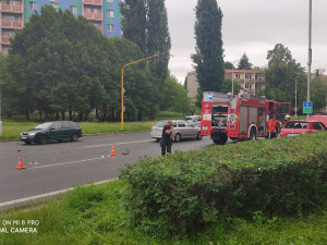 Při nehodě hasičské cisterny a osobního auta v Olomouci na Foerstrově ulici se zranili tři lidé