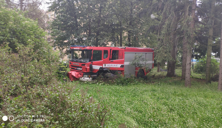Při nehodě hasičské cisterny a osobního auta v Olomouci na Foerstrově ulici se zranili tři lidé