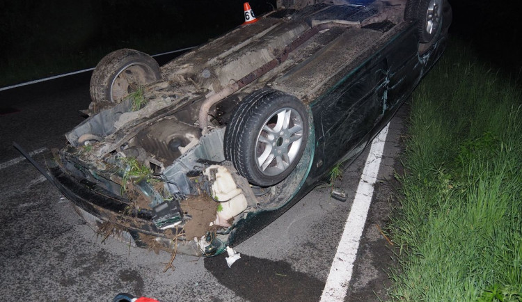 Mladý řidič nezvládl v rychlosti zatáčku a vjel do příkopu. Na silnici se vrátil po střeše