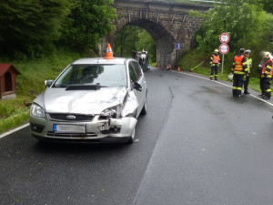 Senior nezvládl v rychlosti zatáčku a po nárazu do protijedoucího auta skončil na boku