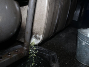 Ležící upínací pásy na dálnici poškodily sporťák a dva kamiony. Jednomu z nich prorazily nádrž