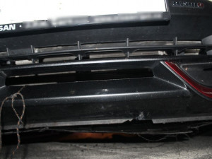 Ležící upínací pásy na dálnici poškodily sporťák a dva kamiony. Jednomu z nich prorazily nádrž