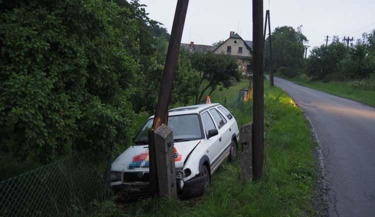 Opilec ve Felicii boural do sloupu. Po nehodě chtěl odstranit SPZ a utéct, měl ale přes dvě promile