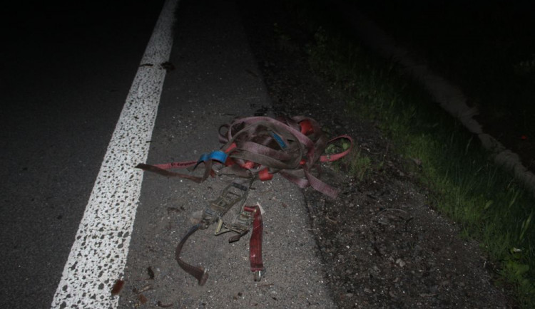 Ležící upínací pásy na dálnici poškodily sporťák a dva kamiony. Jednomu z nich prorazily nádrž