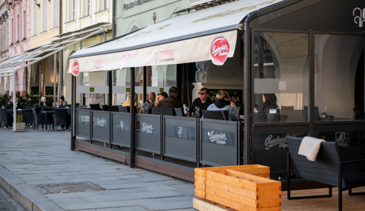 Provozovatelé předzahrádek mohou uplatnit padesátiprocentní slevu