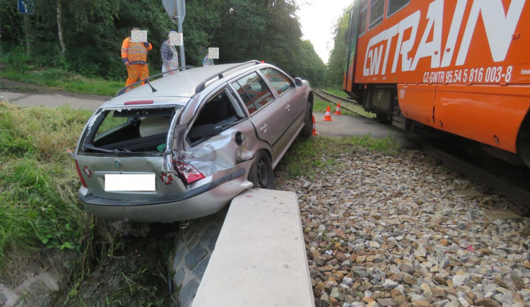 Řidička nedala přednost vlaku, zranila sebe i dvě děti