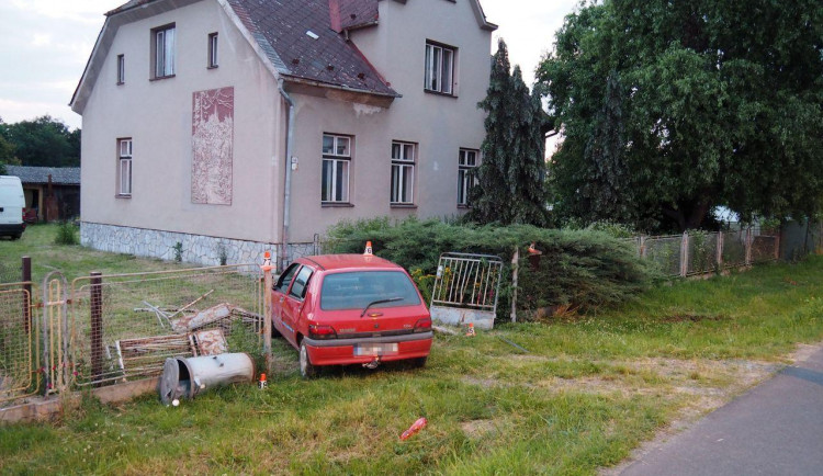 VIDEO: Zdrogovaný řidič se zákazem řízení ujížděl hlídce policistek. Zastavilo ho až oplocení domu