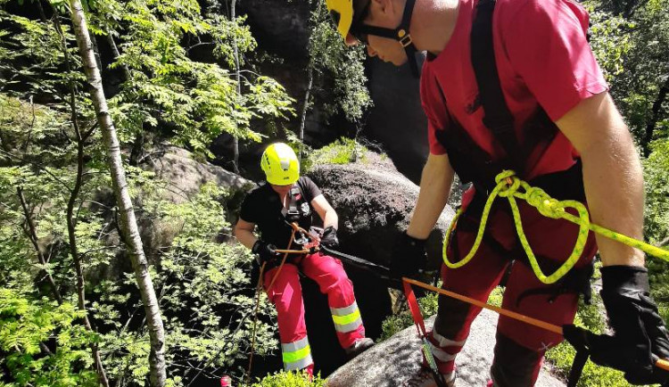 FOTO/VIDEO: V Broumovských stěnách byly zachraňovány osoby z těžko přístupného terénu, naštěstí jen cvičně