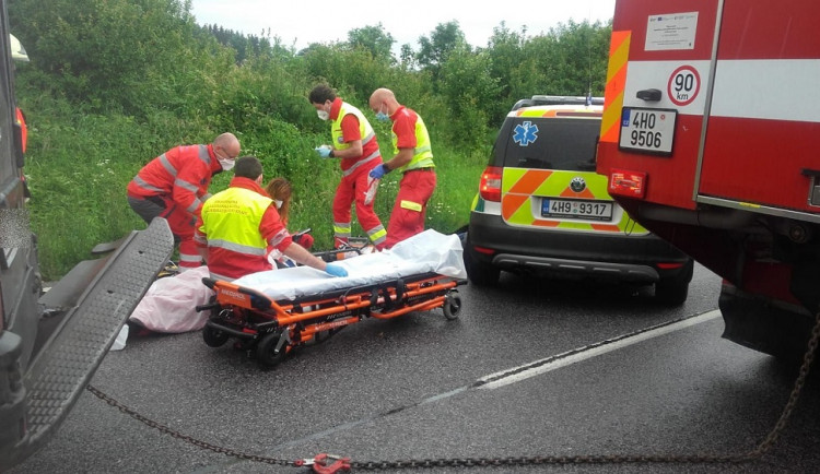 Za první tři dny tohoto týdne zemřeli na silnicích při dopravních nehodách v kraji tři lidé, další jsou vážně zraněni
