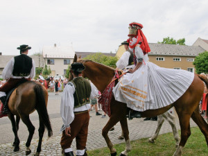 První červencový víkend nabídně Jízdu králů v Doloplazech. Bude krojované mše i koncerty