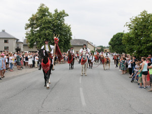 První červencový víkend nabídně Jízdu králů v Doloplazech. Bude krojované mše i koncerty