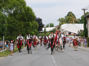 První červencový víkend nabídně Jízdu králů v Doloplazech. Bude krojované mše i koncerty