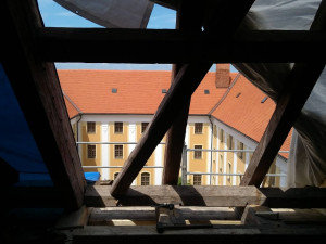 FOTO: Vlastivědné muzeum v Olomouci pokračuje s rozsáhlou opravou střechy