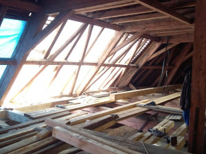 FOTO: Vlastivědné muzeum v Olomouci pokračuje s rozsáhlou opravou střechy