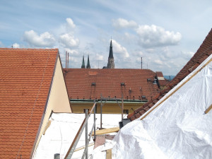 FOTO: Vlastivědné muzeum v Olomouci pokračuje s rozsáhlou opravou střechy