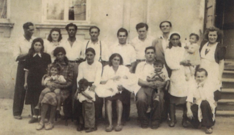 „Maminku ukryli na infekčním oddělení. Přijeli si pro ni ale policajti s nacistou a odvezli ji do Letů,“ říká její syn Čeněk Růžička