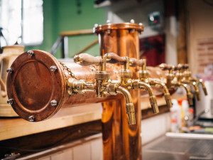 Jadrošova Krčma přečkala karanténu díky štamgastům. Pivo od Jadrníčka si teď dáte i na zahrádce