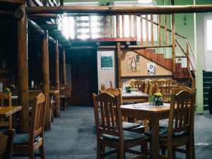 Jadrošova Krčma přečkala karanténu díky štamgastům. Pivo od Jadrníčka si teď dáte i na zahrádce