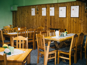 Jadrošova Krčma přečkala karanténu díky štamgastům. Pivo od Jadrníčka si teď dáte i na zahrádce