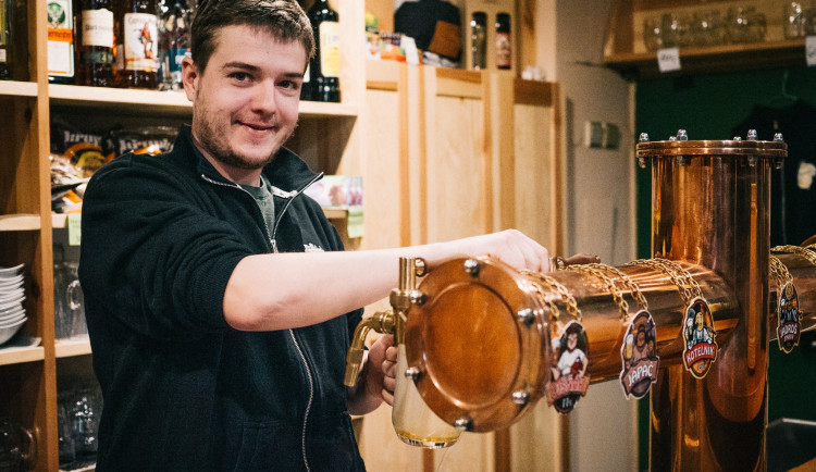 Jadrošova Krčma přečkala karanténu díky štamgastům. Pivo od Jadrníčka si teď dáte i na zahrádce