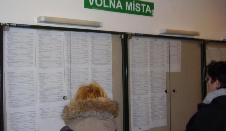 Ošetřovné na konci června končí, očekává se růst nezaměstnanosti