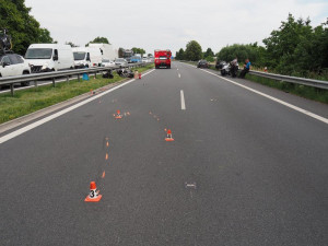 Řidič Octavie srazil na dálnici jednasedmdesátiletého motorkáře. Na místo letěl vrtulník