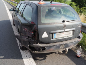 Řidič Octavie srazil na dálnici jednasedmdesátiletého motorkáře. Na místo letěl vrtulník