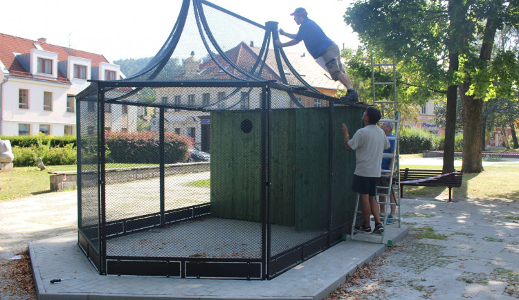 Ilustrační foto z instalace voliéry.