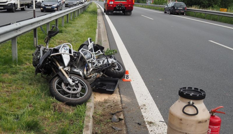 Řidič Octavie smetl na dálnici jednasedmdesátiletého motorkáře. Na místo letěl vrtulník