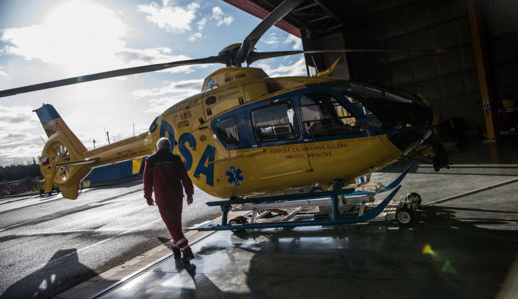 Řidič narazil v Hostinném do zdi místních papíren, letěl pro něj vrtulník