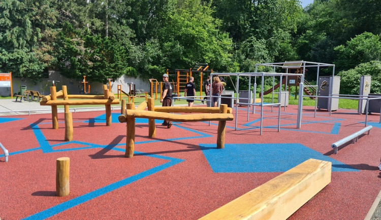 Náchod má nové parkourové hřiště. Na své si v něm přijdou začátečníci i ti zdatnější