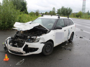 Dvě osobní auta se střetla na sjezdu z dálnice u Nemilan. Posádka Fabie utpěla zranění