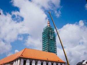 FOTO/VIDEO: Jeřáb dnes na olomouckou radnici vyzvedl prostřední část opravené věže