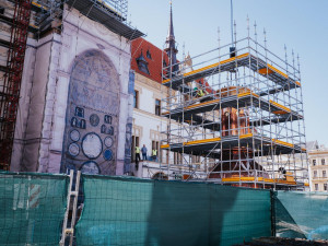 FOTO/VIDEO: Jeřáb dnes na olomouckou radnici vyzvedl prostřední část opravené věže