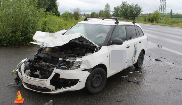 Dvě osobní auta se střetla na sjezdu z dálnice D35. Posádka Fabie utpěla zranění