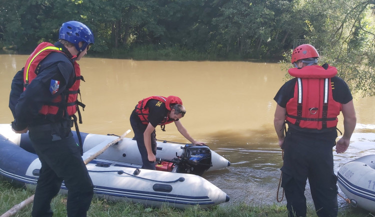 Policie pátrá také na motorových člunech.