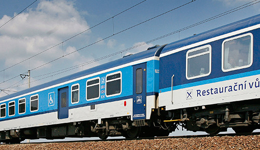 U Borovnice došlo ke střetu vlaku s osobním autem, odskákaly to jen plechy