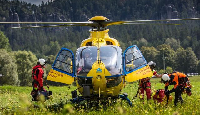 Horolezec si po pádu ze skály těžce poranil záda. Letěl pro něj vrtulník