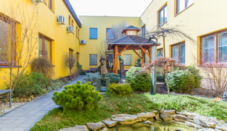 V domě domácí péče ADP-SANCO se s koronavirovou krizí popasovali po svém. Zdravotní materiál si nakoupili sami, pomohli také lidé z okolí