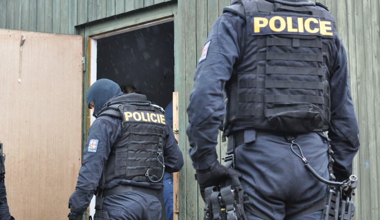 Výtržník vyhrožoval, že všechny postřílí a zabije. Navíc vysklil dveře pěstí