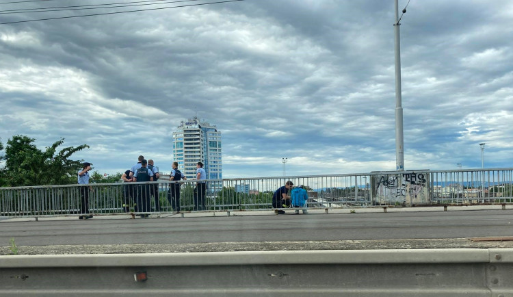 Mladý muž chtěl na mostě u nádraží spáchat sebevraždu. Naštěstí ho potkala duchaplná kolemjdoucí