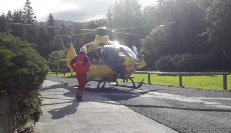 Mladík spadl ve výletních sandálech ze skalní vyhlídky do koryta Labe, letěl pro něj vrtulník