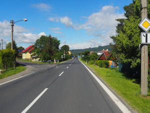 Opilý řidič Octavie v pondělí ráno kličkoval od plotu ke plotu. Nadýchal ještě skoro jedno a půl promile