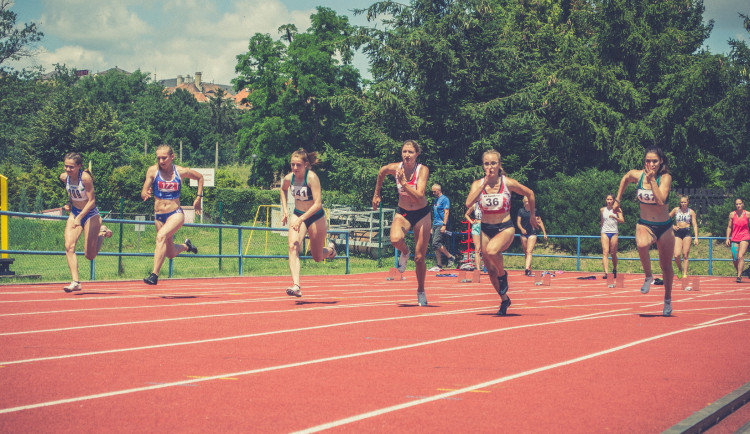 Eva Kubíčková (druhá zprava), Lucie Mičunková (třetí zprava)