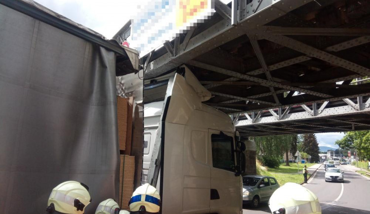 Krajští hasiči vyjížděli k požárům, převrácenému traktoru i k zaklíněnému kamionu pod železničním viaduktem