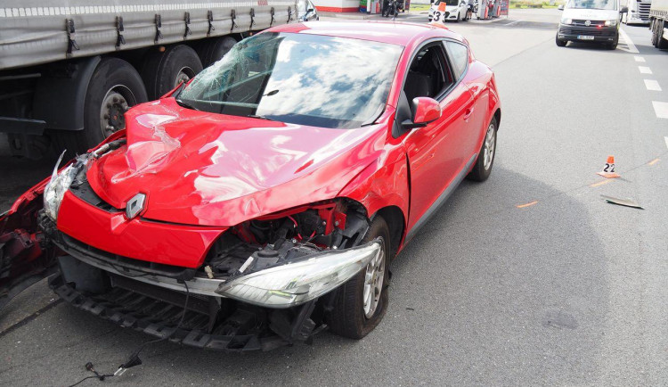 95letý řidič v Mohelnici přehlédl nákladní vůz s návěsem a došlo k bouračce