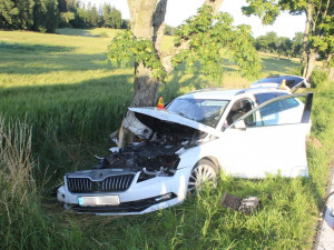 Řidič Superbu v mikrospánku narazil do stromu. On i pětileté dítě museli být letecky transportováni do nemocnice