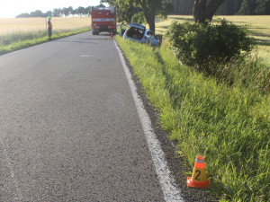 Řidič Superbu v mikrospánku narazil do stromu. On i pětileté dítě museli být letecky transportováni do nemocnice