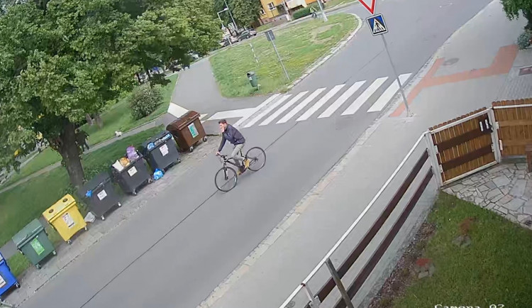 VIDEO: Policie žádá o pomoc při pátrání po muži, který se obnažoval před nezletilými dívkami